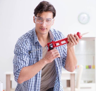 Marangozluk hobisi olan genç bir adam.