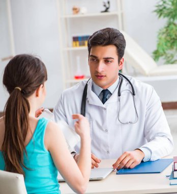 Doktor iskeletteki yaraları hastaya gösteriyor.