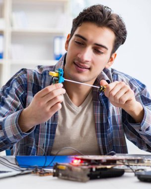 Tecrübeli teknikler tarafından bilgisayar donanımı onarımı ve onarımı