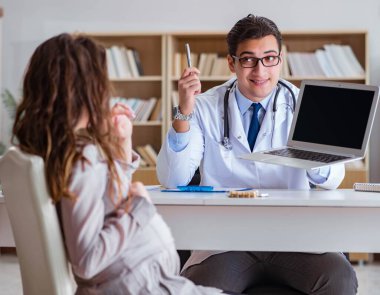 Hamile kadın muayene için doktoru ziyaret ediyor.