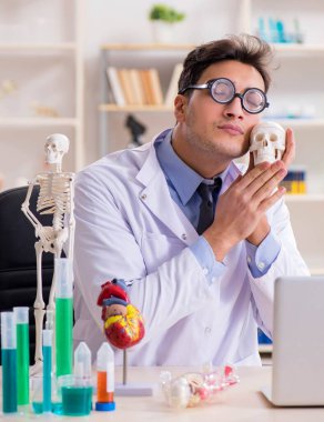 Hastane laboratuvarında eğlenen komik doktor.