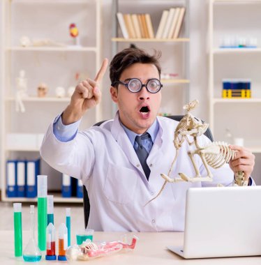 Laboratuvar kliniğinde kedi iskeleti olan komik bir bilim adamı.