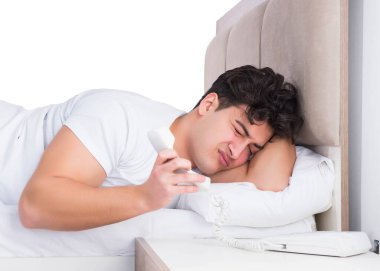 Yatakta uykusuzluk çeken bir adam.