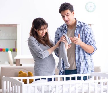 Genç ebeveynler ilk bebeklerini bekliyorlar.