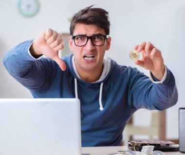 Genç adam evde bitcoin çıkartıyor.