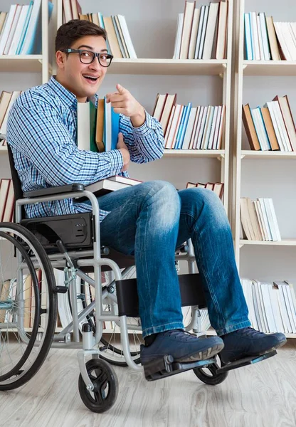 Estudante com deficiência estudando na biblioteca — Fotografia de Stock