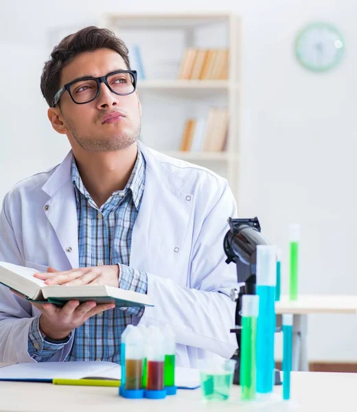 Junge Chemiestudentin arbeitet im Chemielabor — Stockfoto