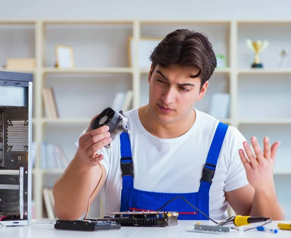 Reparação de hardware de computador e conceito de fixação por techn experiente — Fotografia de Stock