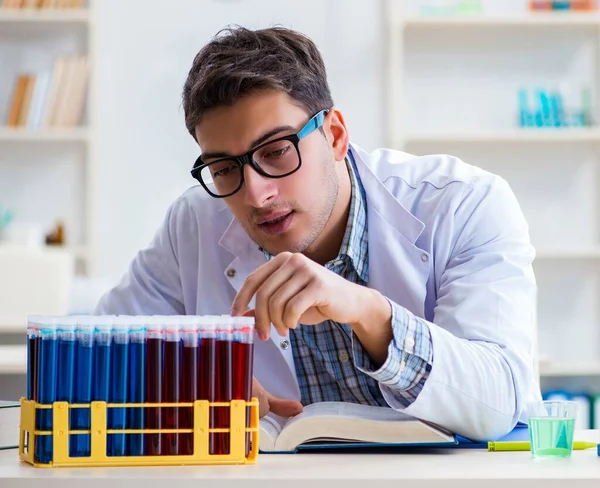 Młody student chemii pracujący w laboratorium nad chemikaliami — Zdjęcie stockowe