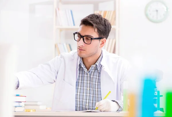 Estudante de química fazendo experiências químicas em sala de aula activi — Fotografia de Stock