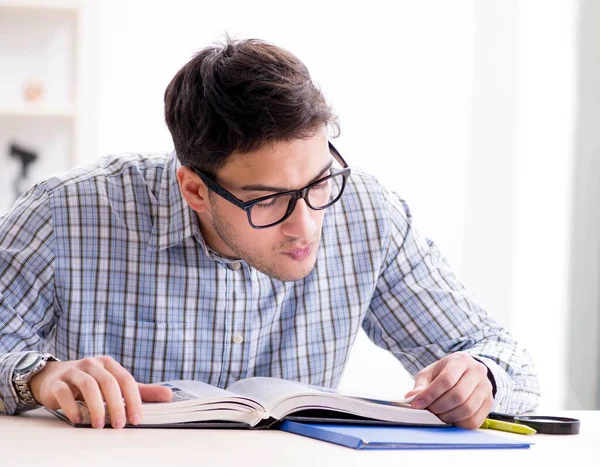 Estudante de medicina estudando o esqueleto — Fotografia de Stock