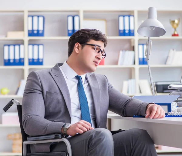 Homme d'affaires handicapé travaillant dans le bureau — Photo