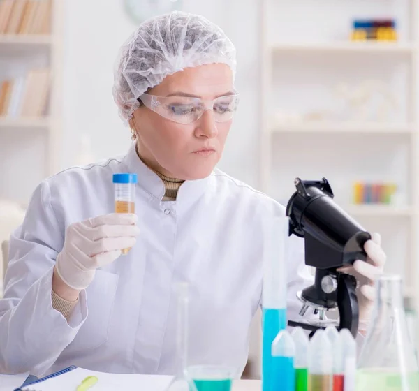 Médecin avec éprouvette dans un laboratoire hospitalier médical — Photo