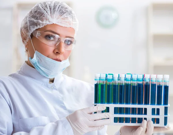 Mulher química que trabalha no laboratório de clínica hospitalar — Fotografia de Stock