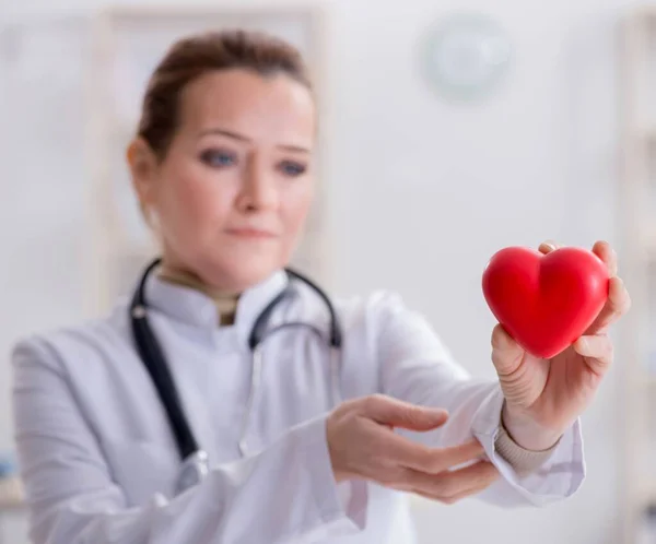 Cardiologo con cuore rosso nel concetto medico — Foto Stock