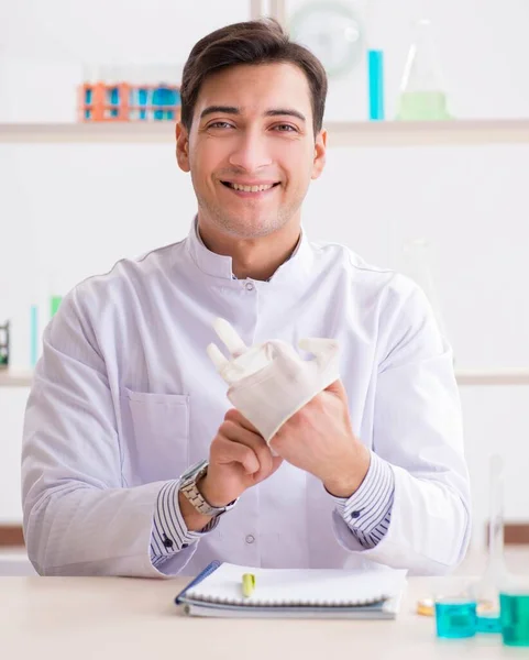 Jovem estudante de química que trabalha em laboratório em produtos químicos — Fotografia de Stock