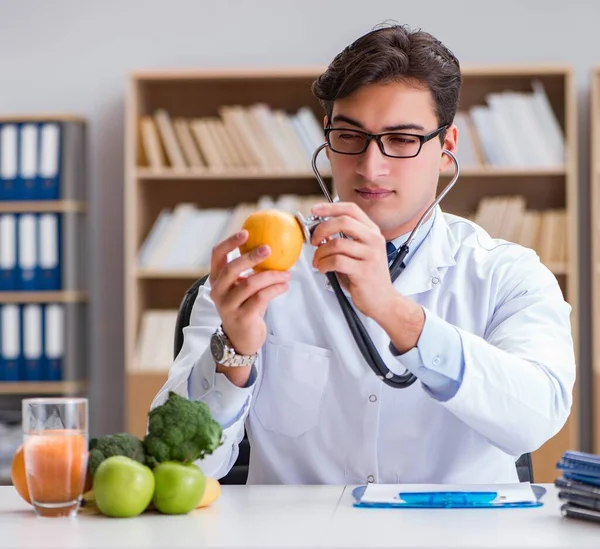 Bilim adamı çeşitli gıdalarda besin araştırması yapıyor — Stok fotoğraf