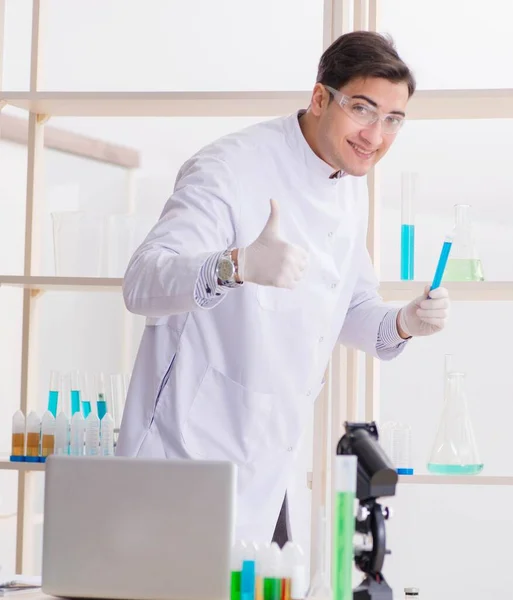 Químico masculino trabalhando em laboratório — Fotografia de Stock