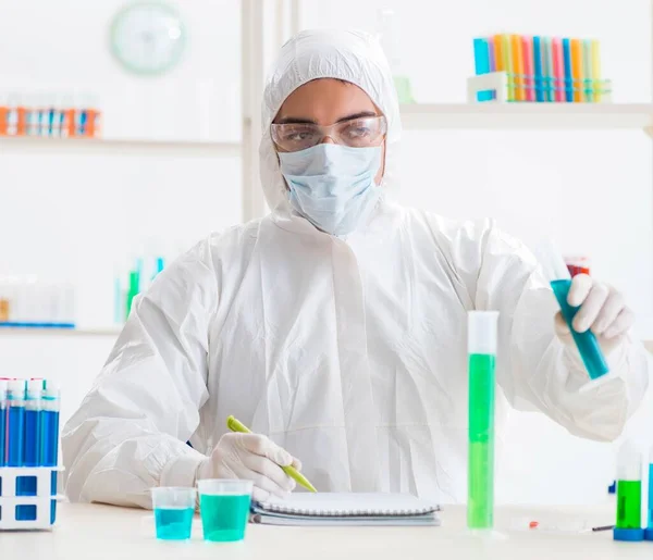 Giovane studente di chimica che lavora in laboratorio sui prodotti chimici — Foto Stock