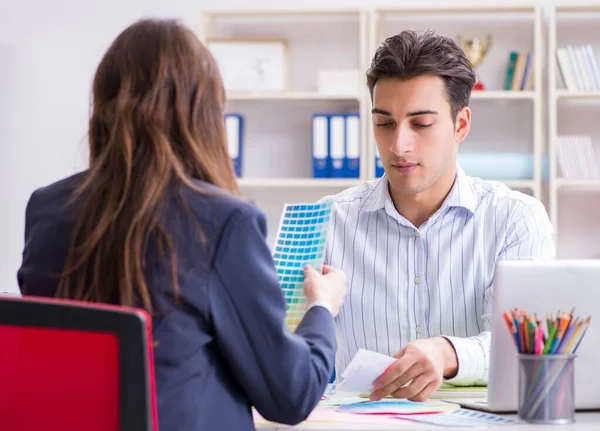 Gente discutiendo nuevo diseño del proyecto — Foto de Stock