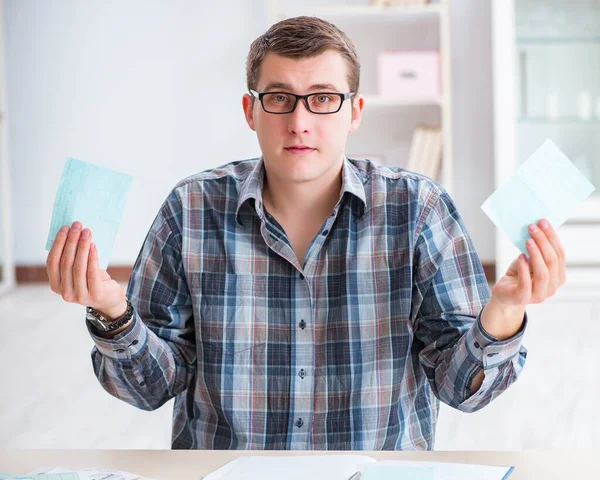 Junger Mann frustriert über sein Haus und Steuerrechnungen — Stockfoto