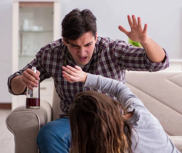 Concepto de violencia doméstica en una discusión familiar con alcoho borracho — Foto de Stock