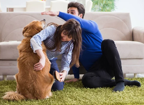 Счастливая семья с золотой собакой — стоковое фото