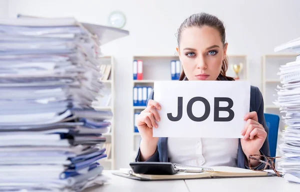 Bizneswoman nie radzi sobie z obciążeniem pracą i rezygnacją — Zdjęcie stockowe