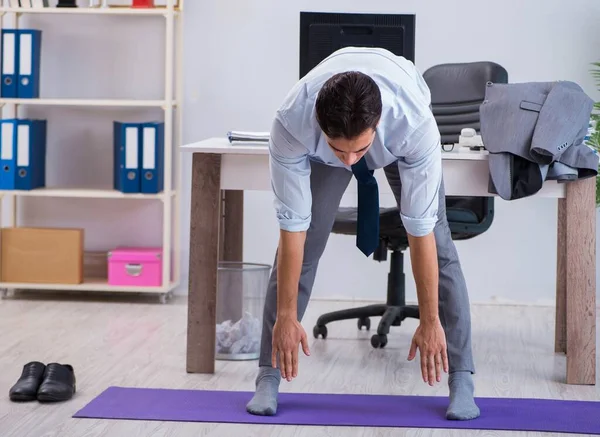 Uomo d'affari che fa sport in ufficio durante la pausa — Foto Stock