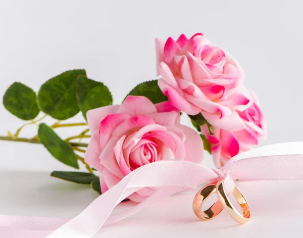 แนวคิดการแต่งงานที่มีแหวนและดอกกุหลาบ — ภาพถ่ายสต็อก