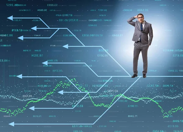 Geschäftsmann denkt an unterschiedliche Karrierewege — Stockfoto