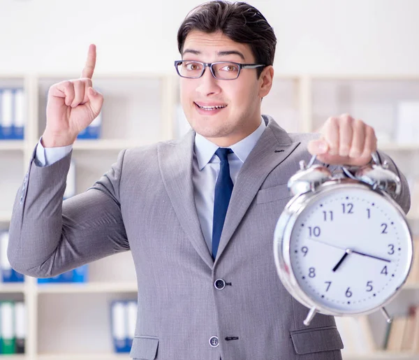 Affärsman med väckarklocka på kontoret — Stockfoto