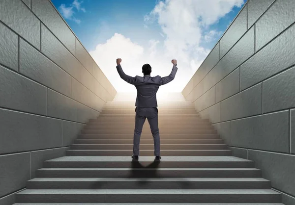 Бизнесмен поднимается по сложной карьерной лестнице в бизнес-кооперации — стоковое фото
