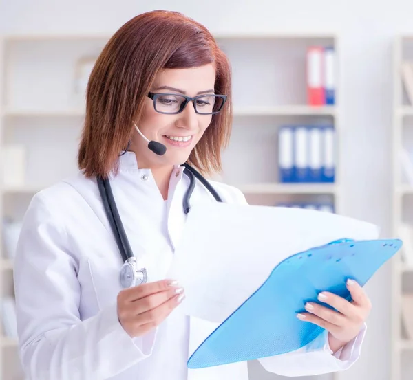 Ärztin im telemedizinischen Konzept — Stockfoto