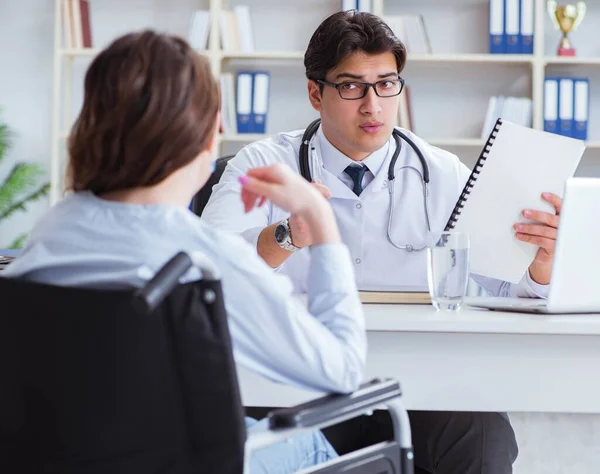 Kvinnlig patient besöker manlig läkare för regelbunden kontroll i hosp — Stockfoto