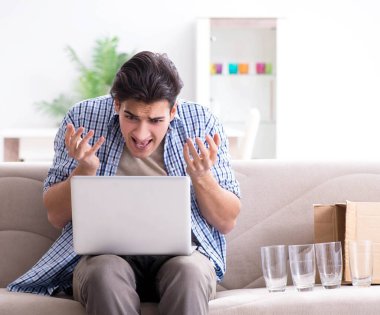 Gözlüklü adam yanlış paket alıyor.