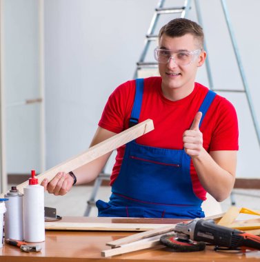 Müteahhit atölyede çalışıyor.