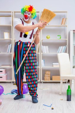 Komik palyaço evde temizlik yapıyor.