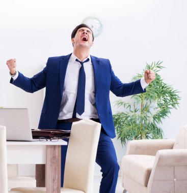 İflas etmiş bir işadamı kızgın ve üzgün.