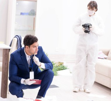 Adli tıp dedektifi suç mahallinde.