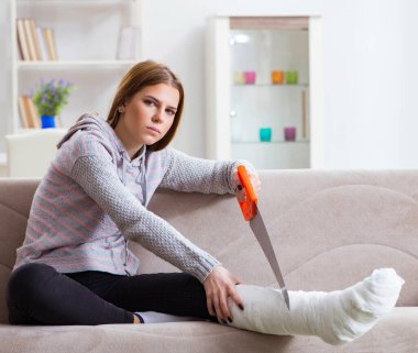 Evde bacağı kırık genç bir kadın var.