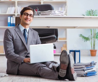 İş adamı ofiste çalışıyor ve oturuyor.