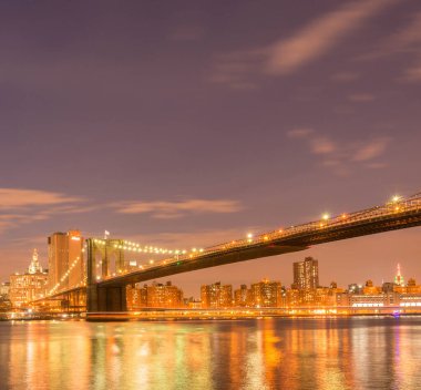 Manhattan ve Brooklyn köprüsünün gece manzarası