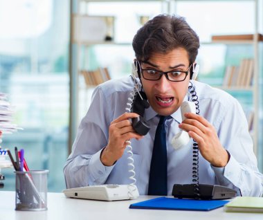 Mutsuz kızgın çağrı merkezi çalışanı iş yükünden hayal kırıklığına uğradı