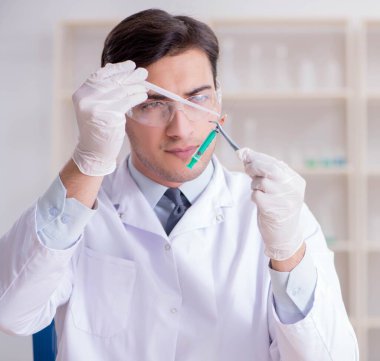 Kanıt için laboratuvarda çalışan uzman bir kriminolog.