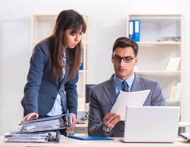 Ofiste çalışan kadın ve erkek.