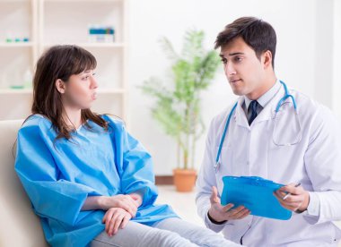 Doktor hastayla kan naklini tartışıyor.