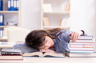 Eğitim konseptinde genç bayan öğrenci