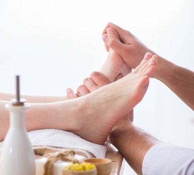 Tıbbi kaplıcada ayak masajı