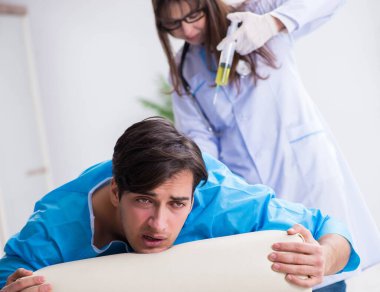 Komik adam şırınga iğnesine hazırlanıyor.